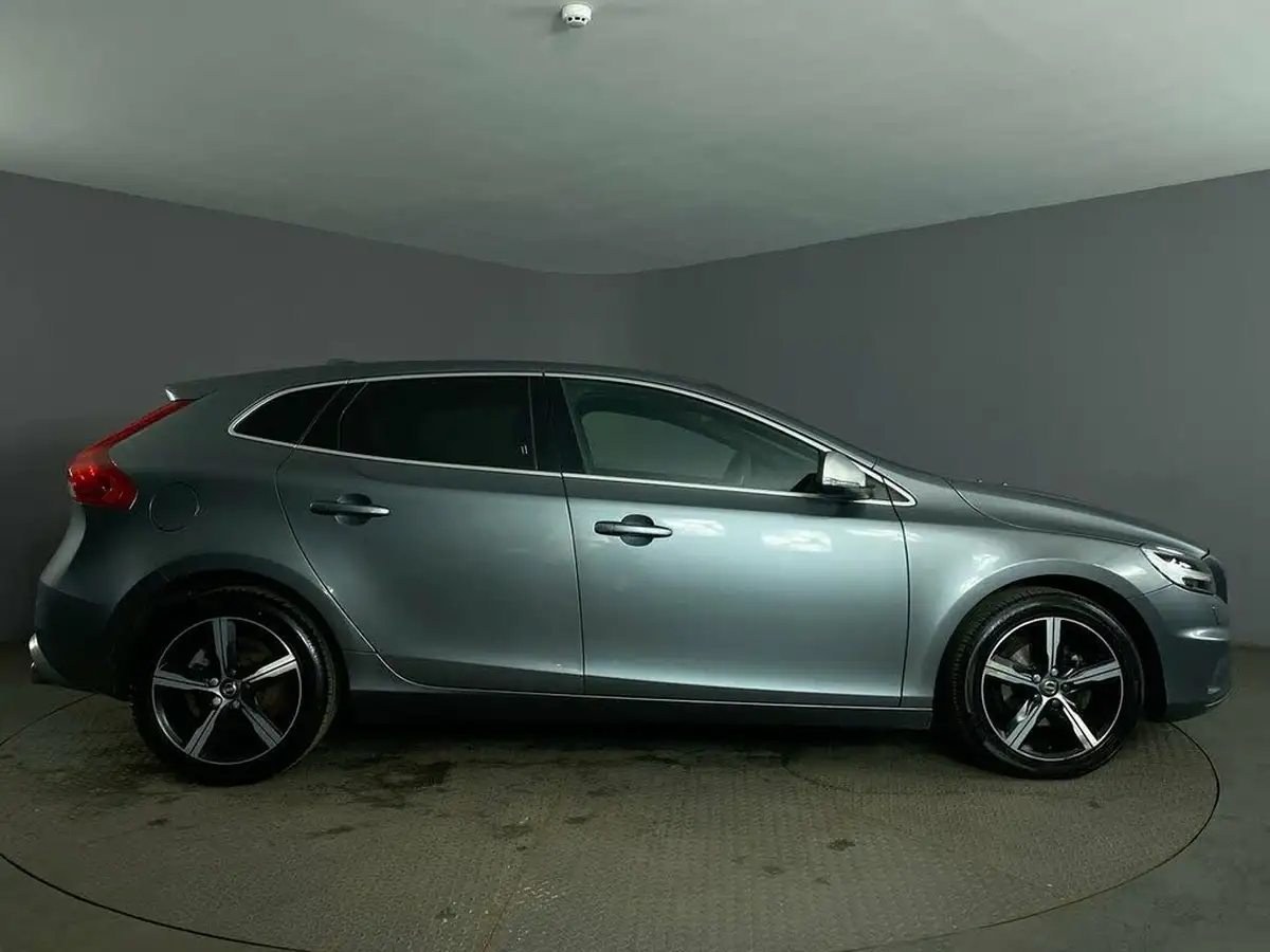 2019-volvo-v40-20td-d2-r-design-edition-big-16