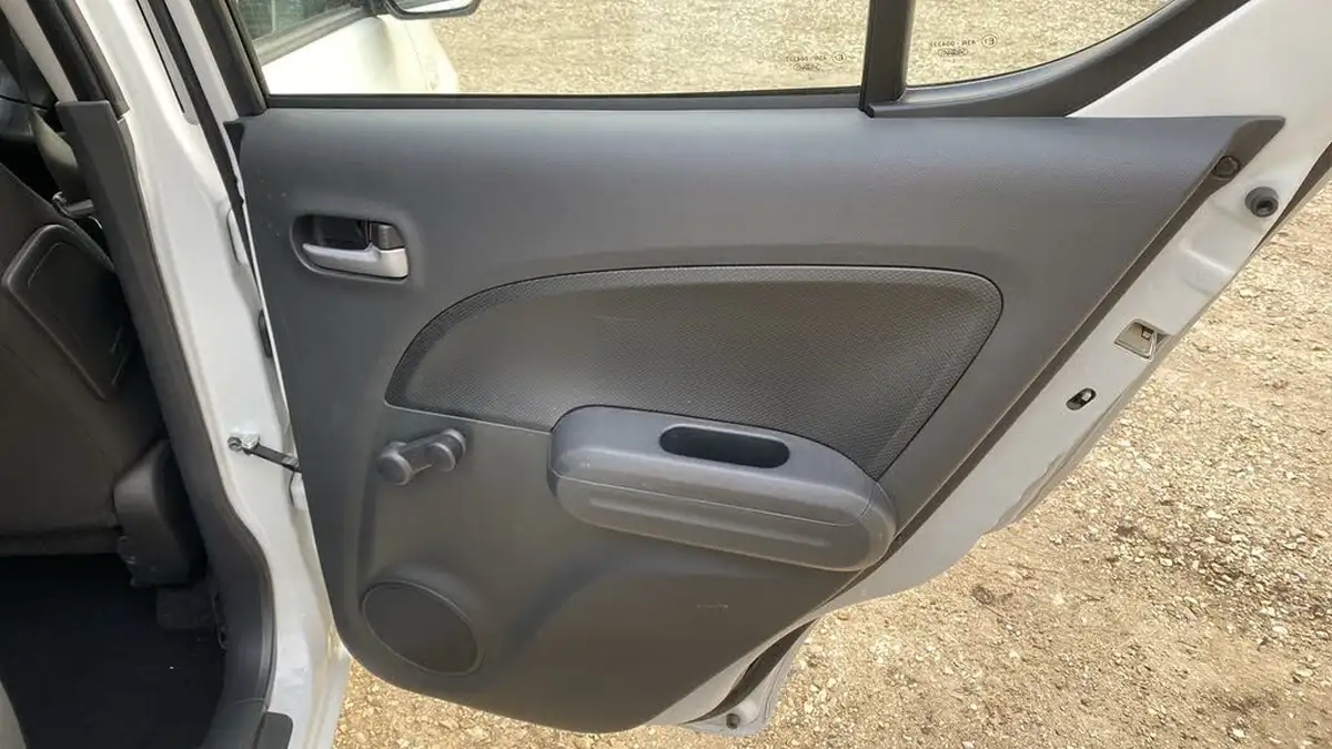 2012-suzuki-splash-10-sz2-big-20