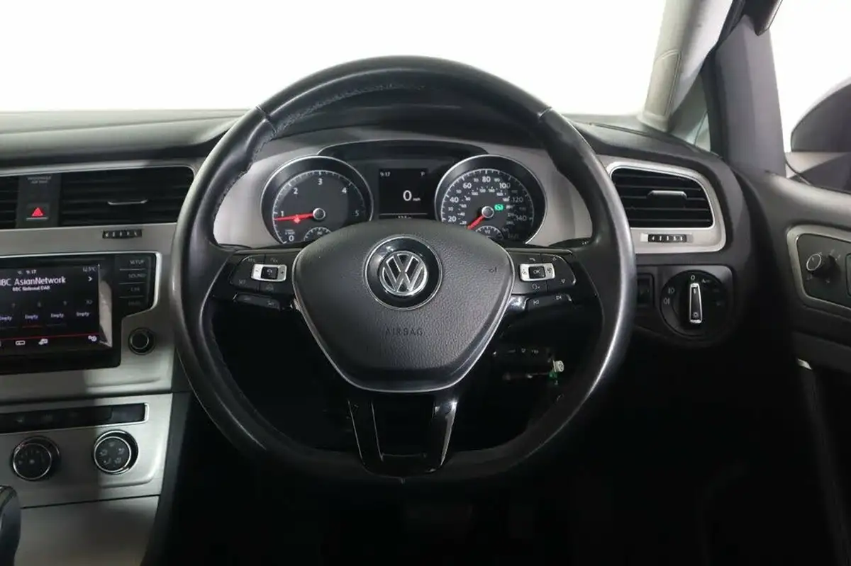 2015-volkswagen-golf-20tdi-match-bmtss-5d-dsg-big-18