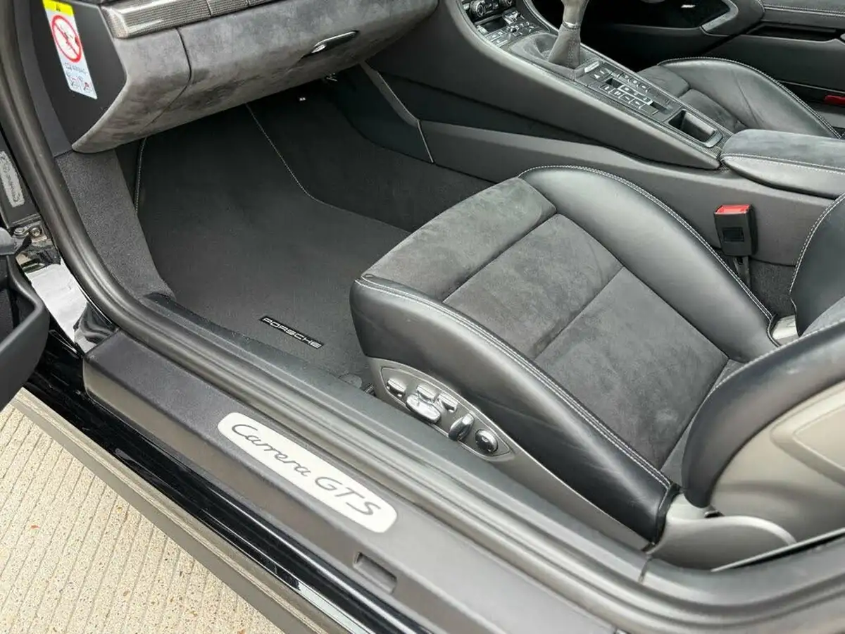 2015-porsche-911-38-carrera-gts-coupe-big-35