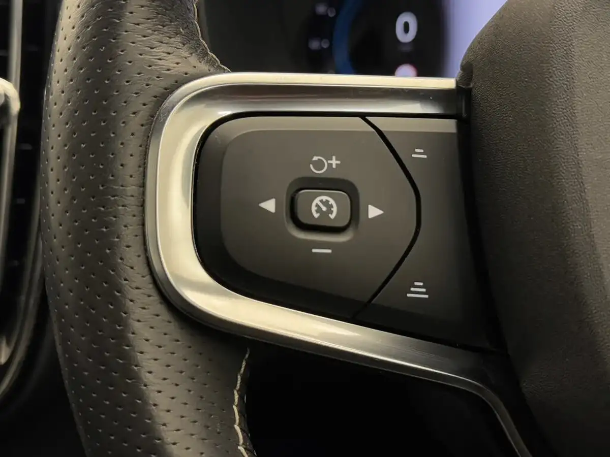 2021-volvo-xc40-e-p8-first-edition-big-23