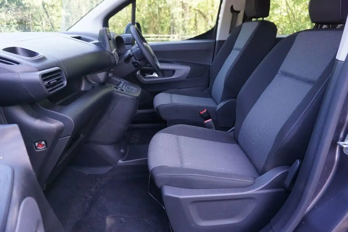 2024-toyota-proace-city-verso-e-shuttle-medium-big-6