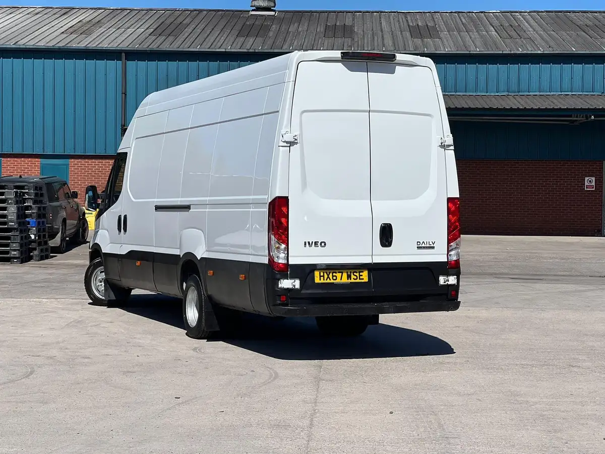 2017-iveco-daily-c-class-23td-35c14-mwb-35c14v-eu6-business-3520l-h2-panel-van-big-7