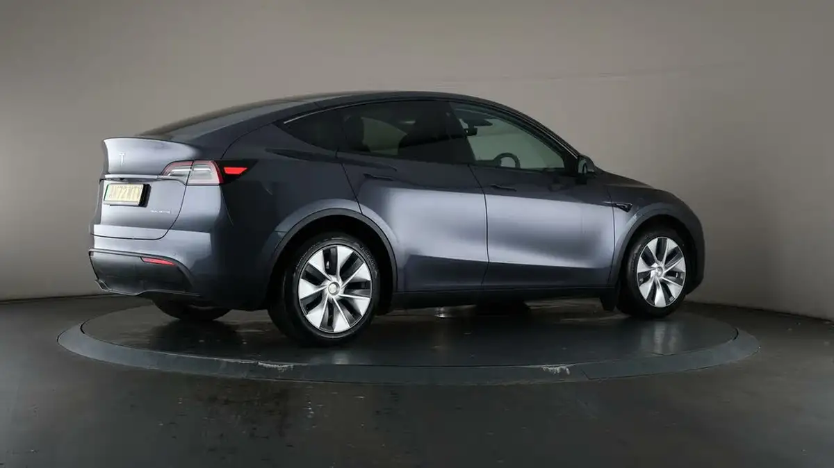2022-tesla-model-y-e-long-range-big-63