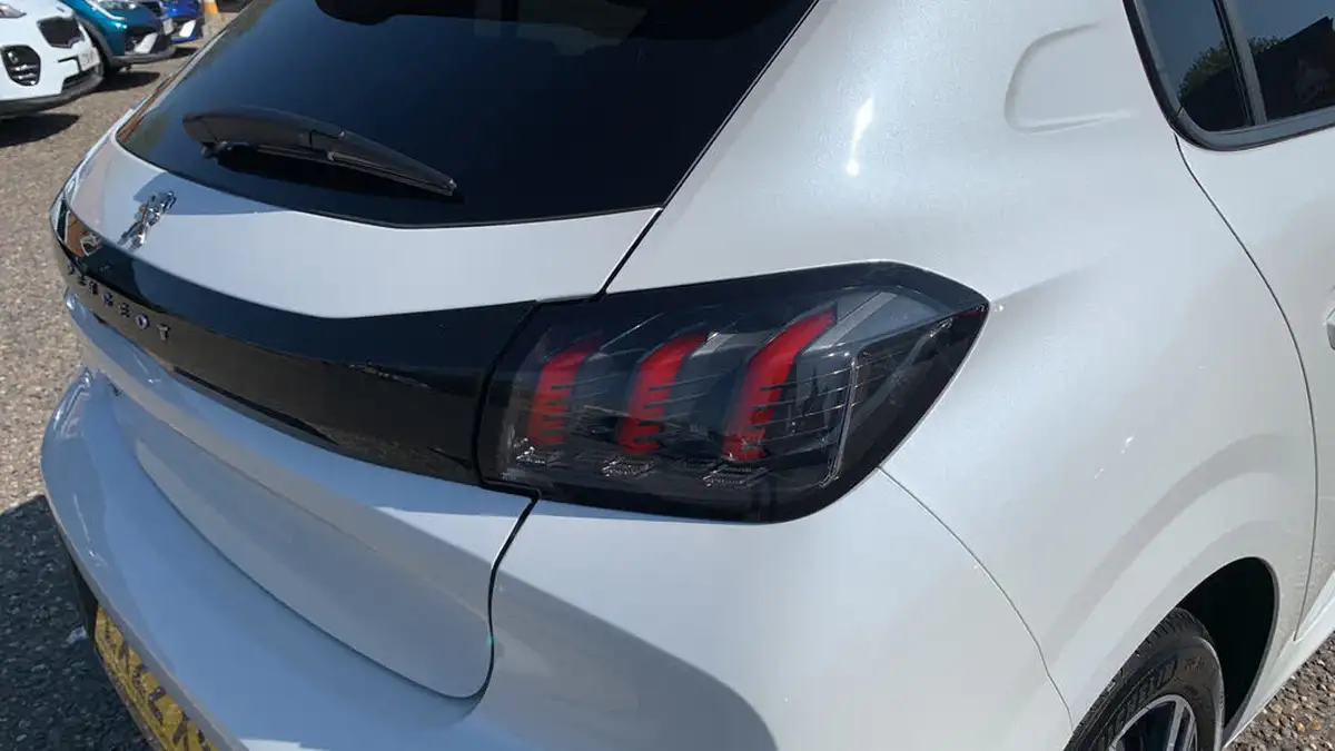 2022-peugeot-208-12-puretech-allure-premium-100bhp-eat8-big-44
