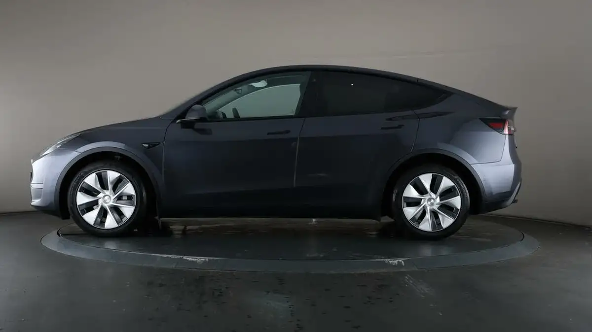 2022-tesla-model-y-e-long-range-big-35