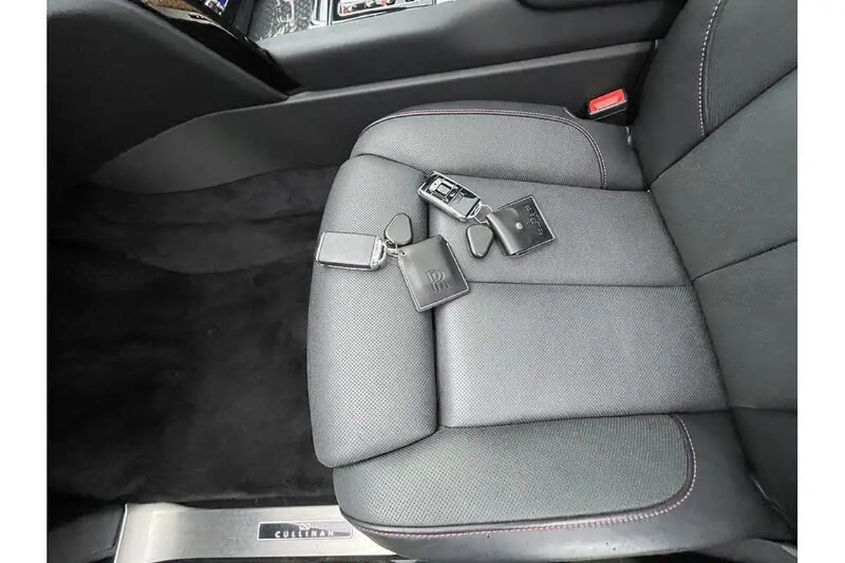 2023-rolls-royce-cullinan-675-black-badge-big-29