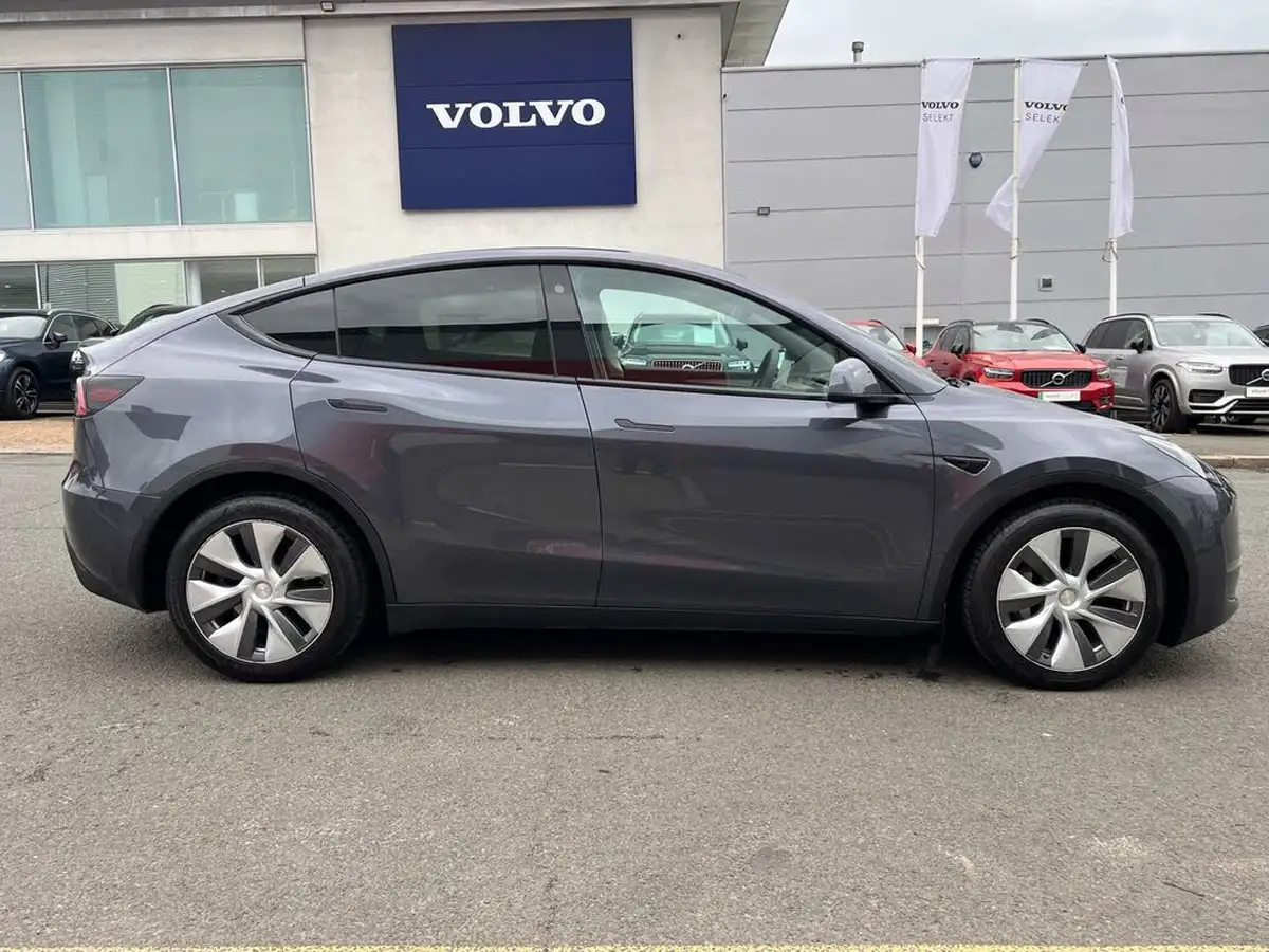 2022-tesla-model-y-e-long-range-big-3