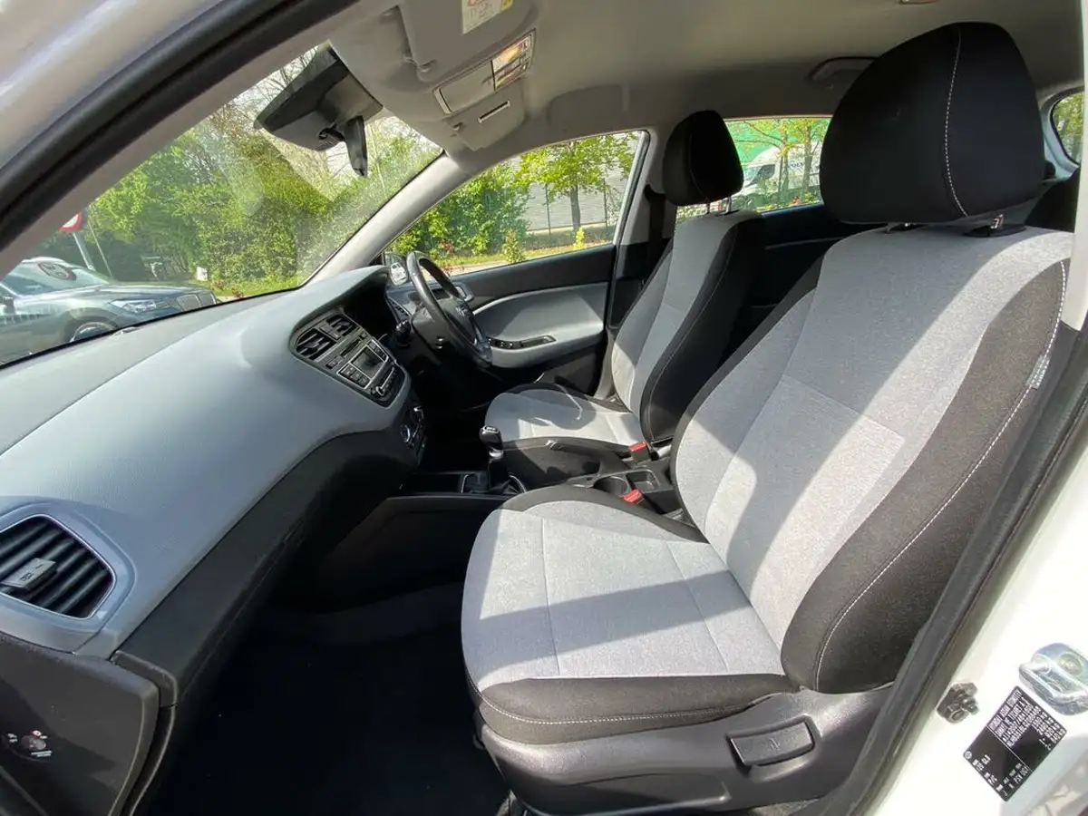 2015-hyundai-i20-12-se-hatchback-5d-big-10