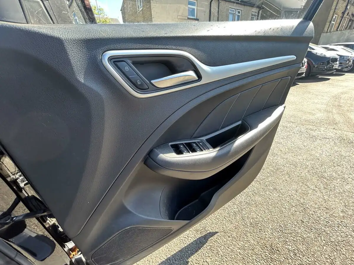 2020-mg-zs-suv-e-exclusive-ev-big-13