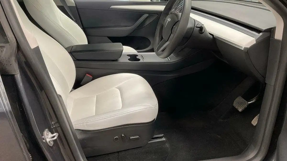 2023-tesla-model-y-e-long-range-big-10