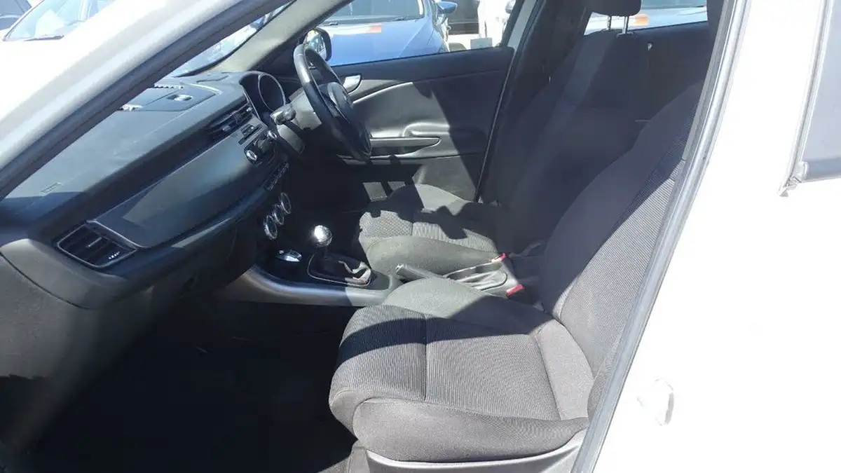 2013-alfa-romeo-giulietta-14-collezione-multiair-170bhp-big-36