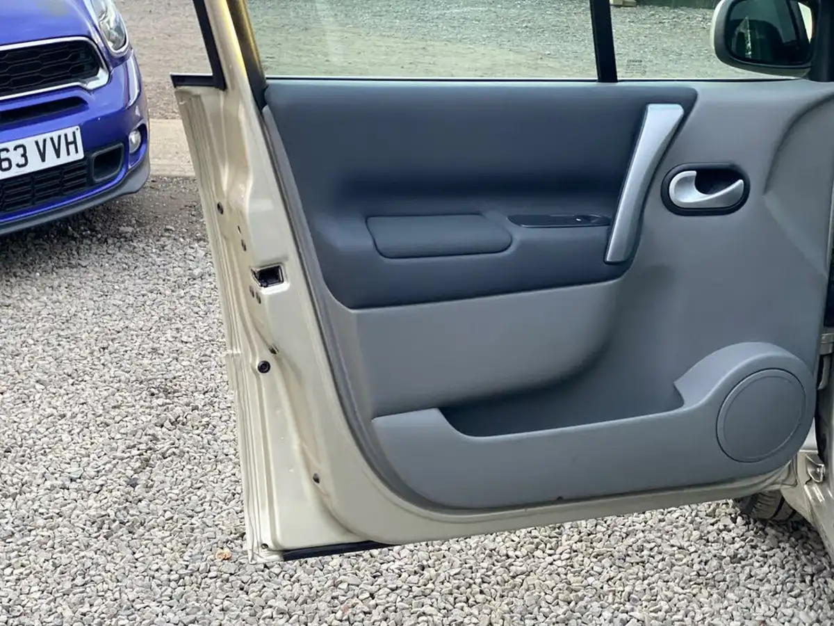 2008-renault-scenic-16-dynamique-big-44
