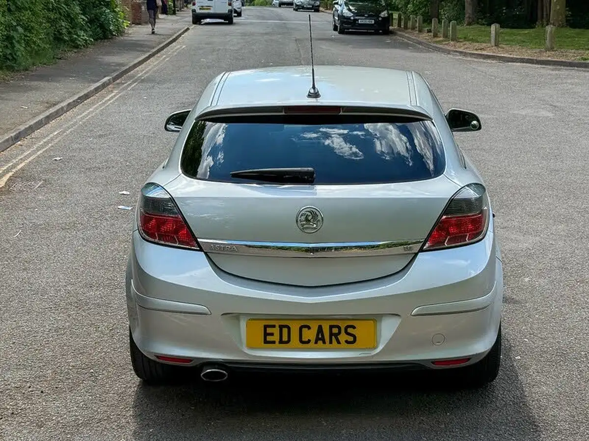 2011-vauxhall-astra-16-sri-16v-vvt-sport-hatch-3d-big-7