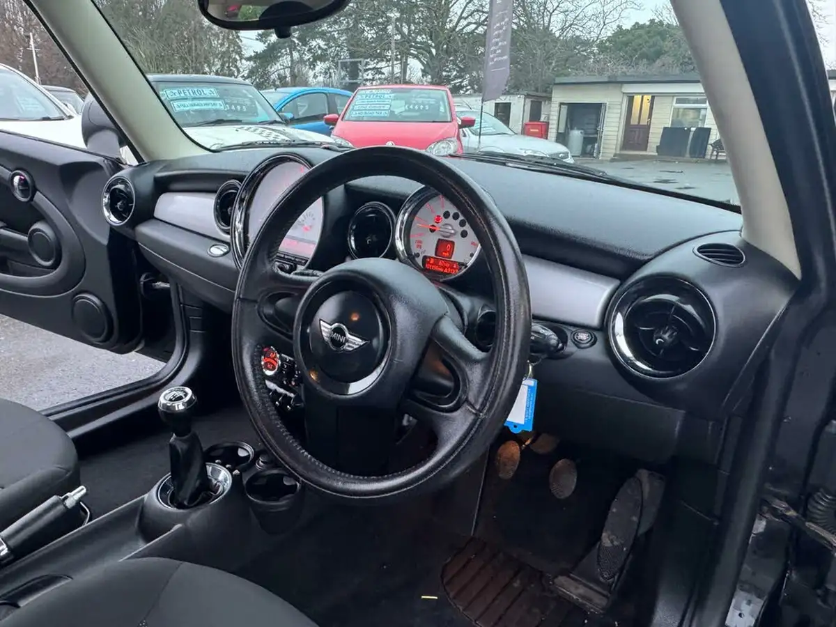 2011-mini-cooper-16-one-98bhp-hatchback-3d-big-16