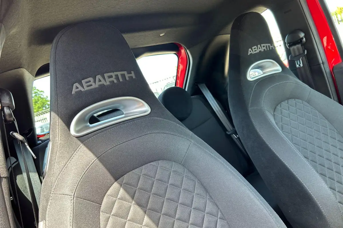 2021-abarth-595-14-tjet-big-23