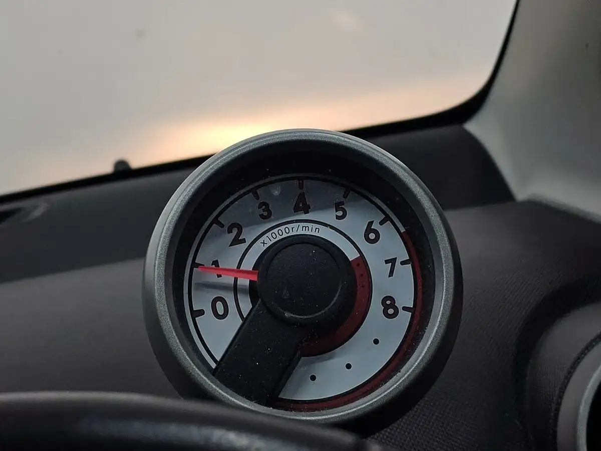 2013-toyota-aygo-10-aygo-fire-5d-big-35