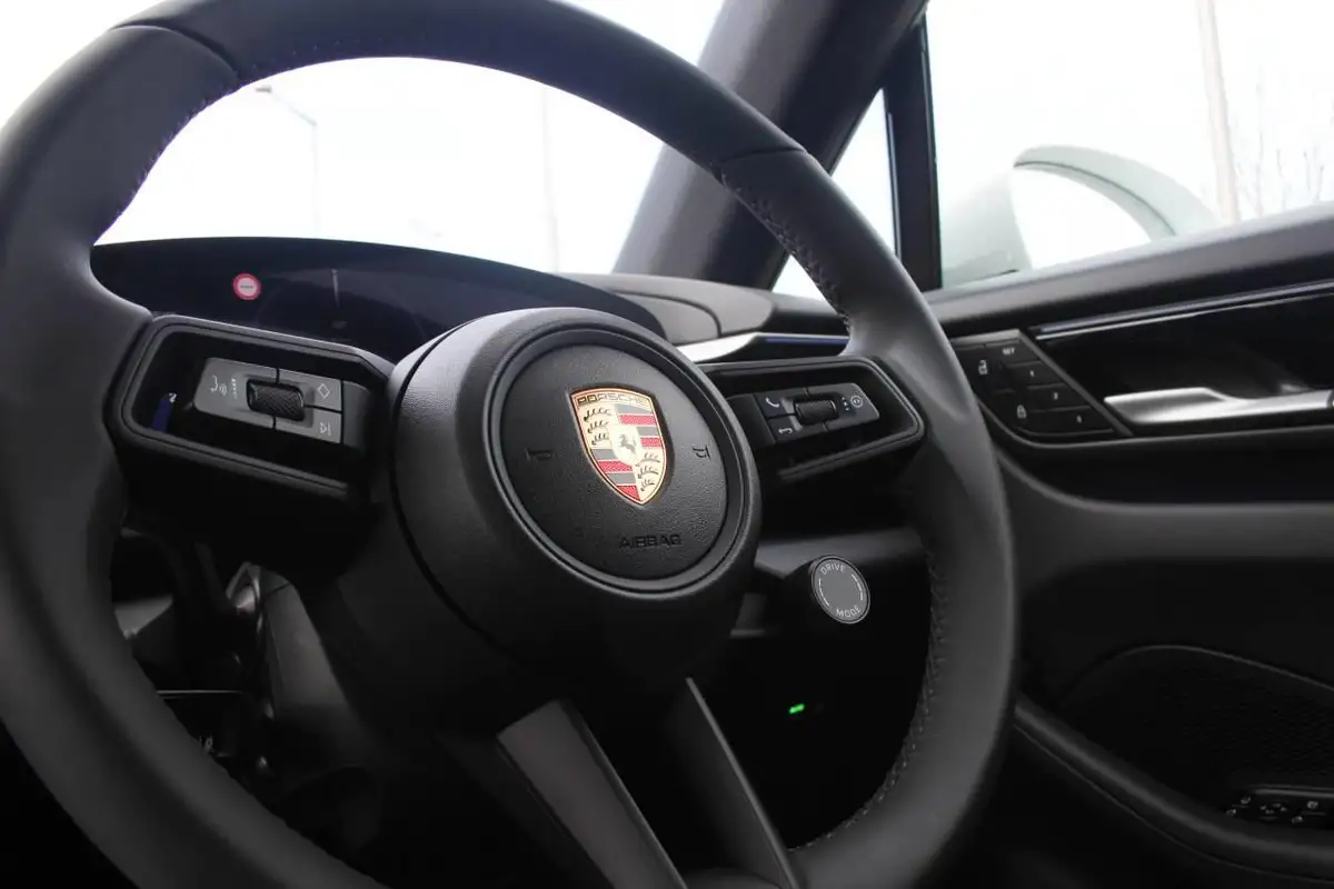 2025-porsche-macan-e-electric-big-26