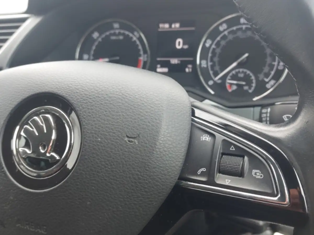 2018-skoda-superb-20tdi-scr-se-technology-hatchback-big-11