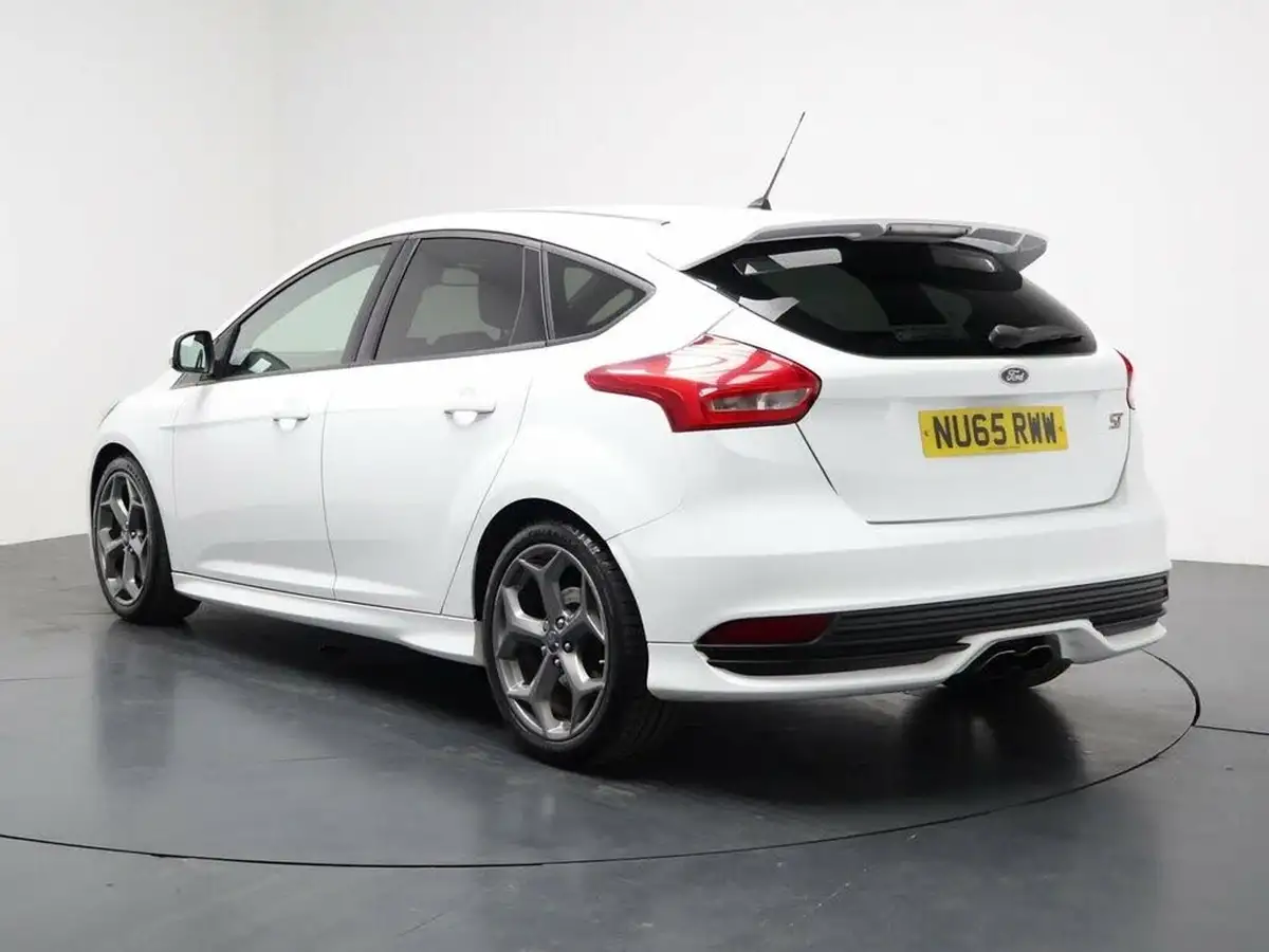 2015-ford-focus-20tdci-st2-hatchback-big-8
