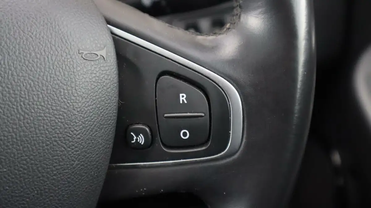 2018-renault-clio-15dci-signature-nav-90bhp-big-23