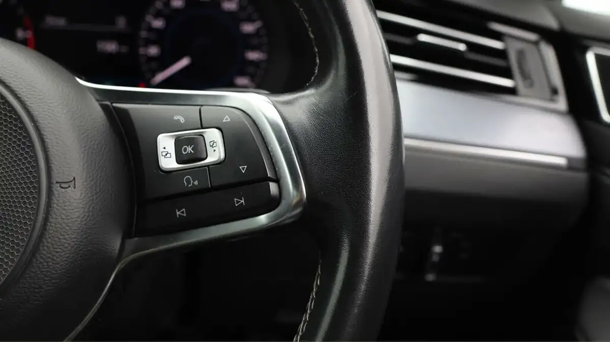 2018-volkswagen-passat-20tdi-r-line-150ps-ss-estate-5d-dsg-big-21