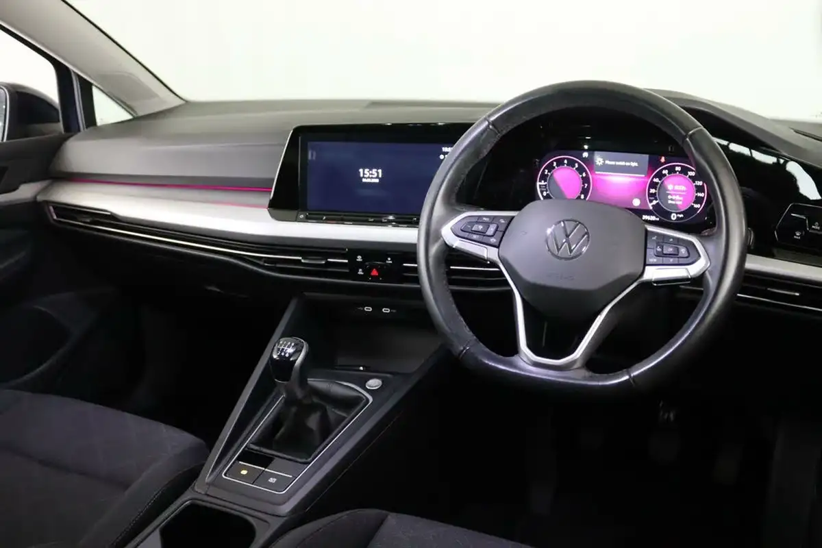 2023-volkswagen-golf-15-tsi-life-130ps-hatchback-big-14