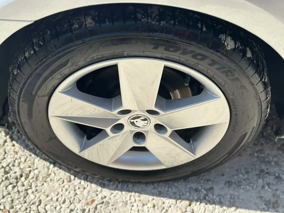 2014-skoda-octavia-16tdi-se-estate-big-13