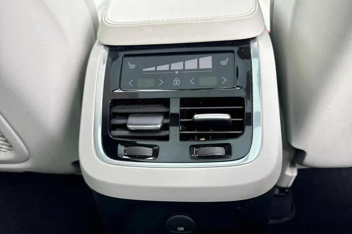 2024-volvo-xc90-20-t8-ultimate-dark-big-32