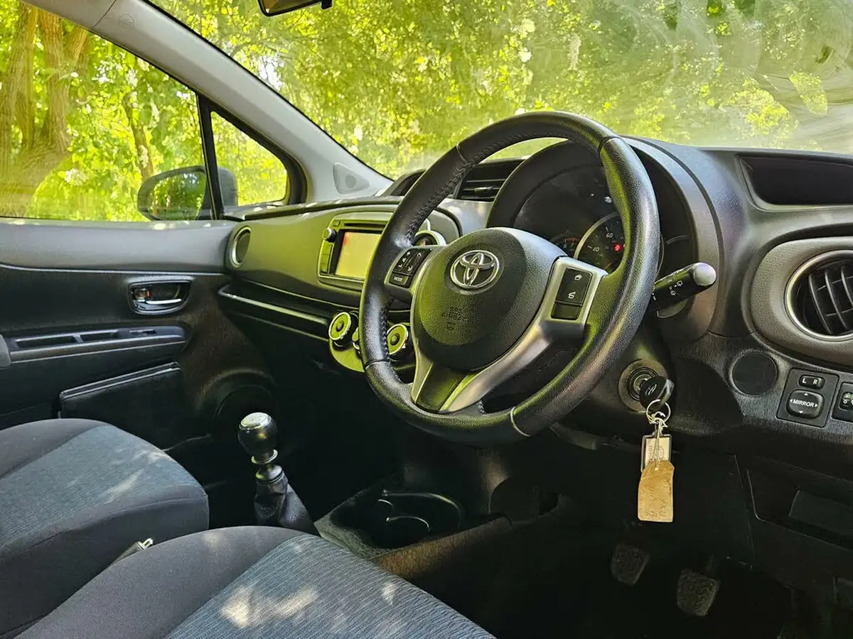 2012-toyota-yaris-133-tr-vvt-i-5d-big-39