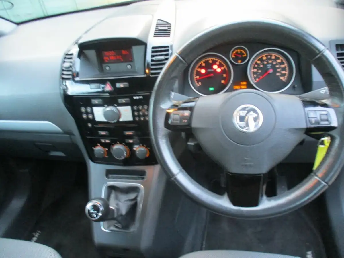 2013-vauxhall-zafira-16-exclusiv-big-25