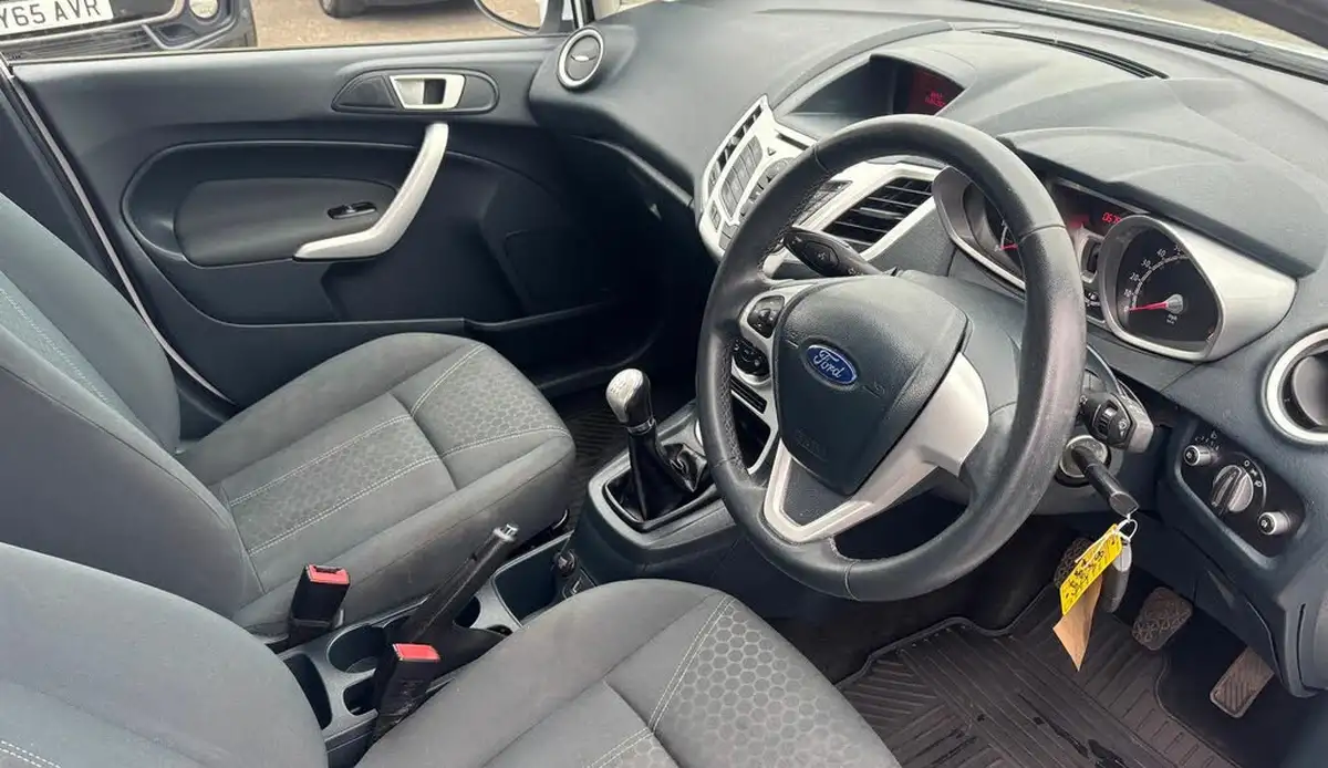 2012-ford-fiesta-125-zetec-5d-big-9