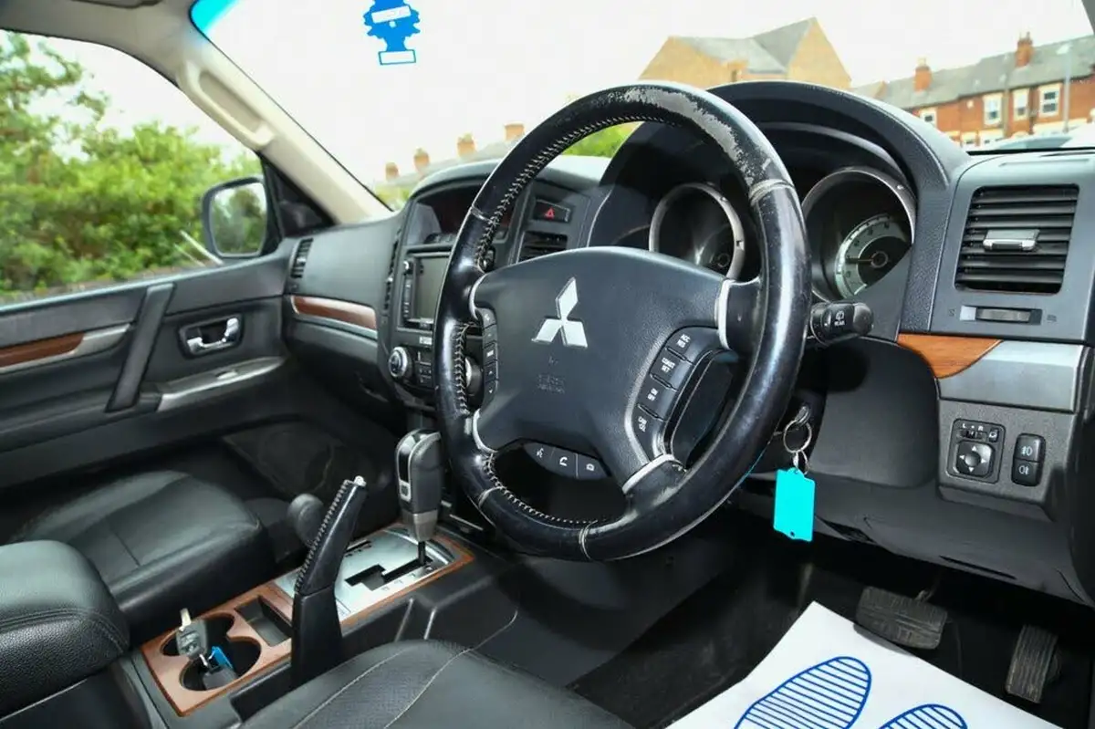 2013-mitsubishi-shogun-32td-sg3-big-20