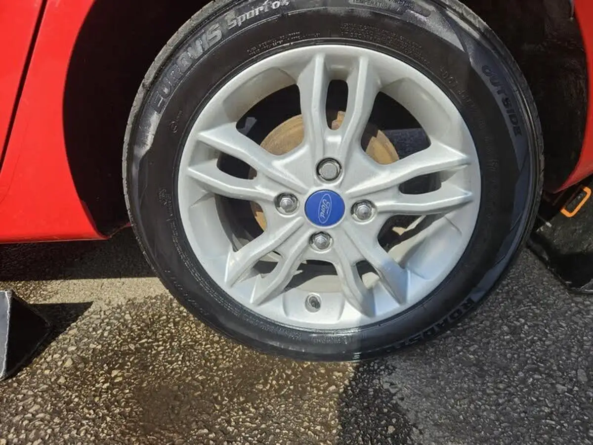 2015-ford-fiesta-125-zetec-5d-big-24