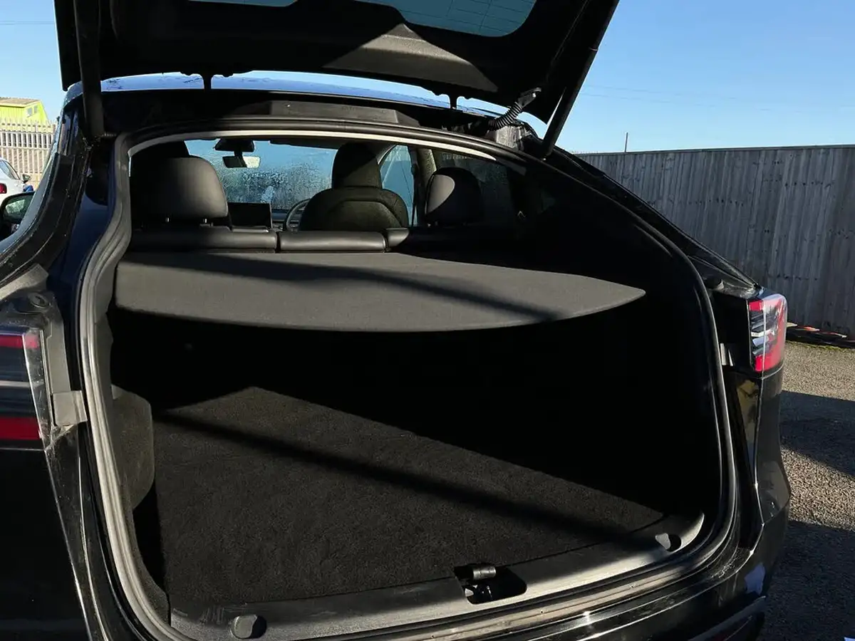 2022-tesla-model-y-e-long-range-big-18
