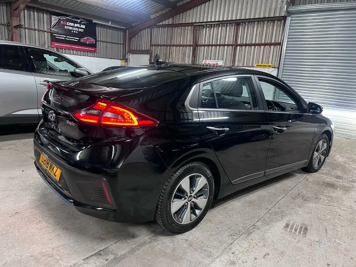 2018-hyundai-ioniq-16-gdi-premium-plug-in-hybrid-big-8