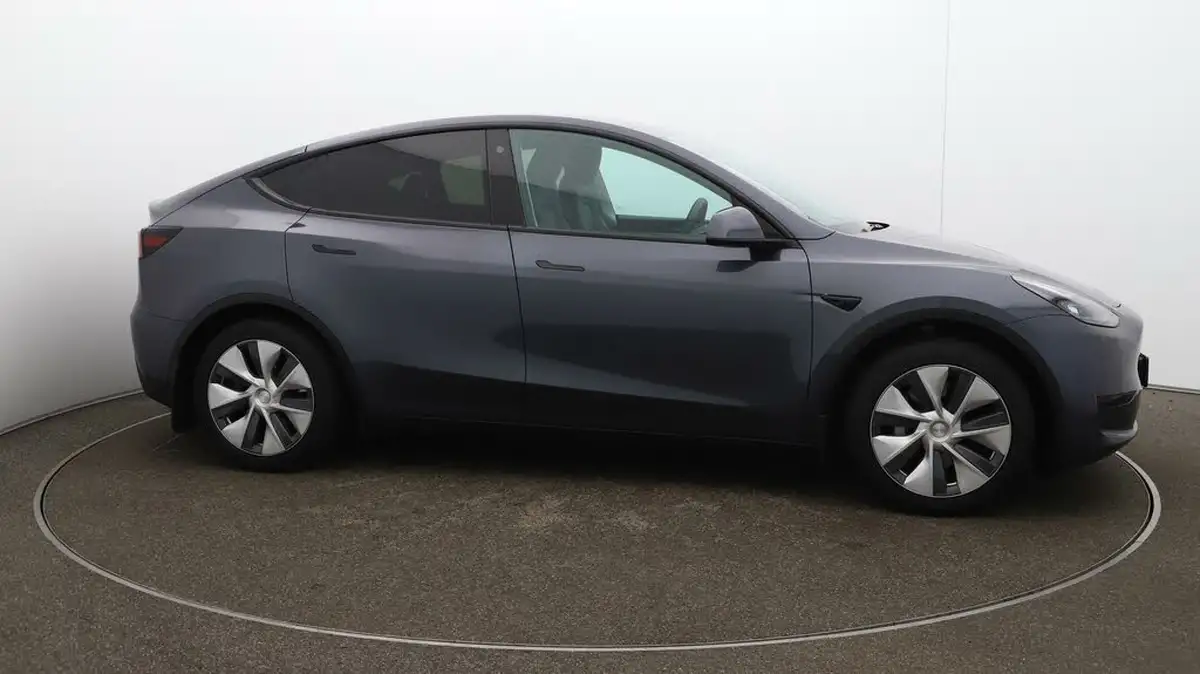 2023-tesla-model-y-e-rwd-big-39