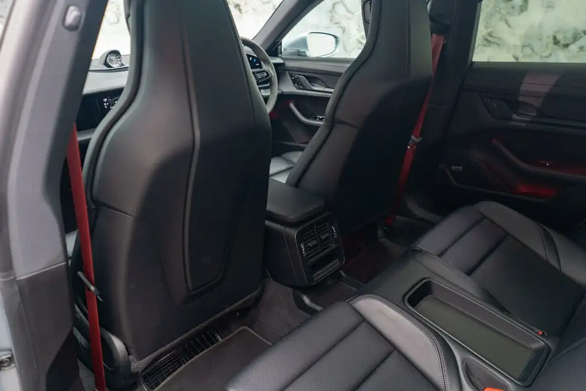 2021-porsche-taycan-e-4s-cross-turismo-big-18