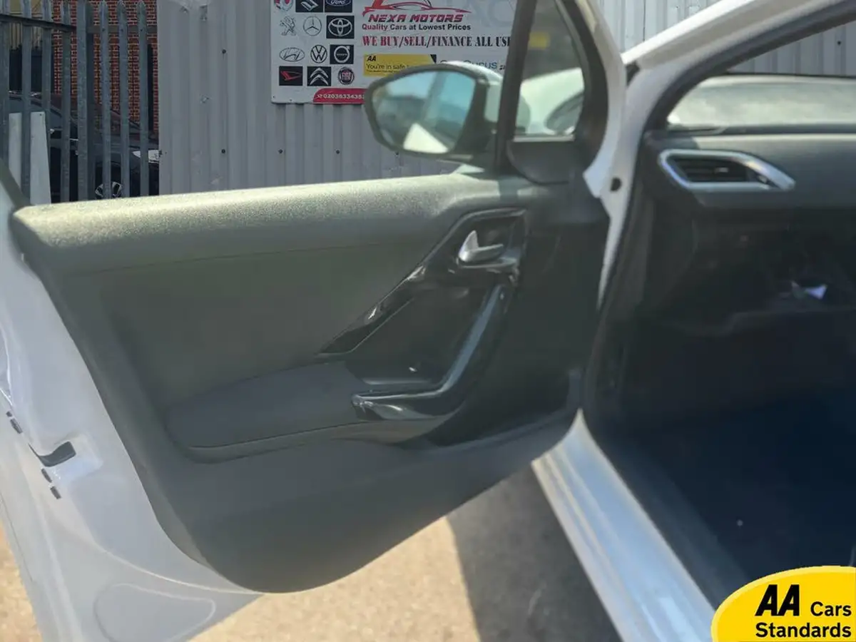 2013-peugeot-208-10-access-5d-big-18