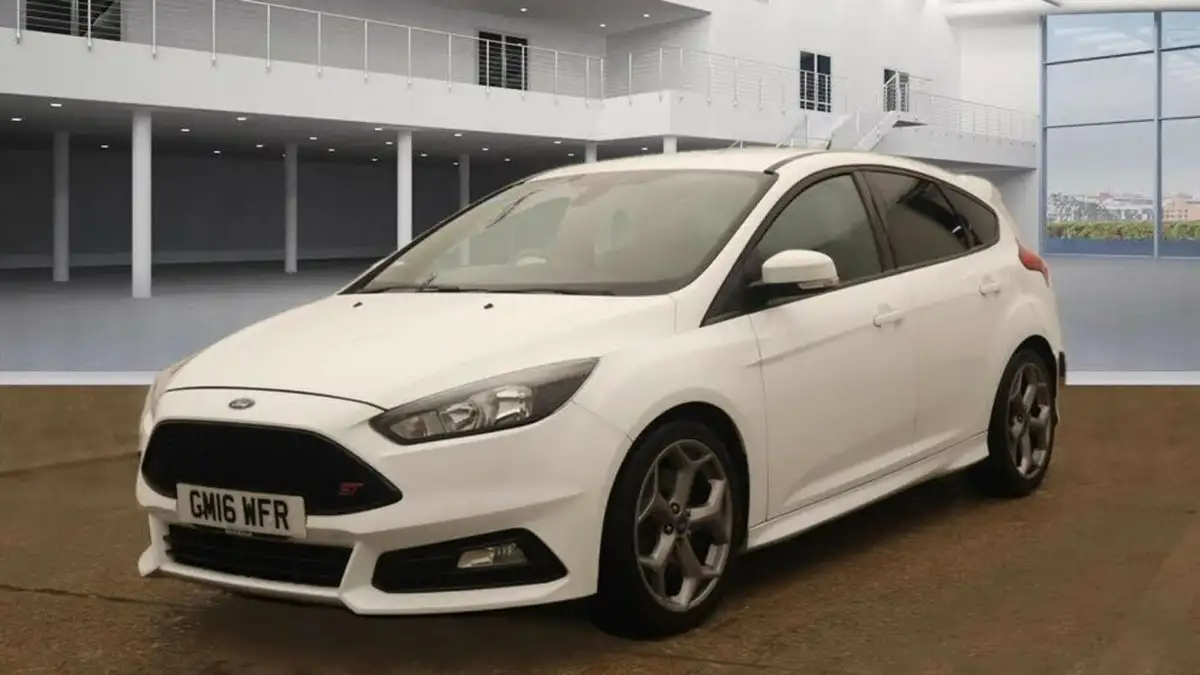 2016-ford-focus-20t-st2-hatchback-big-1