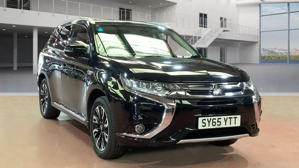 2015-mitsubishi-outlander-20-gx4h-phev-big-0