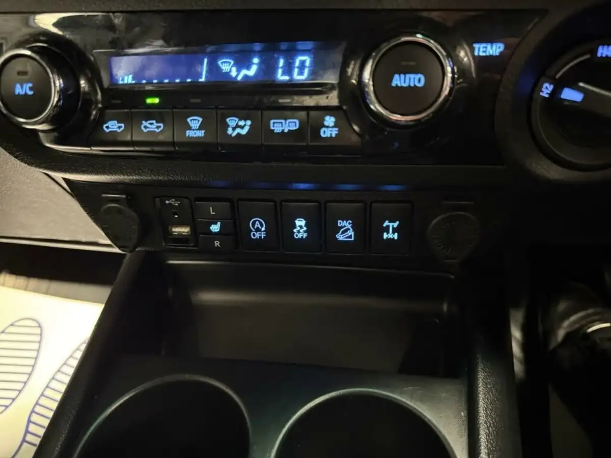 2018-toyota-hi-lux-24d-4d-invincible-at35-32t-auto-big-25