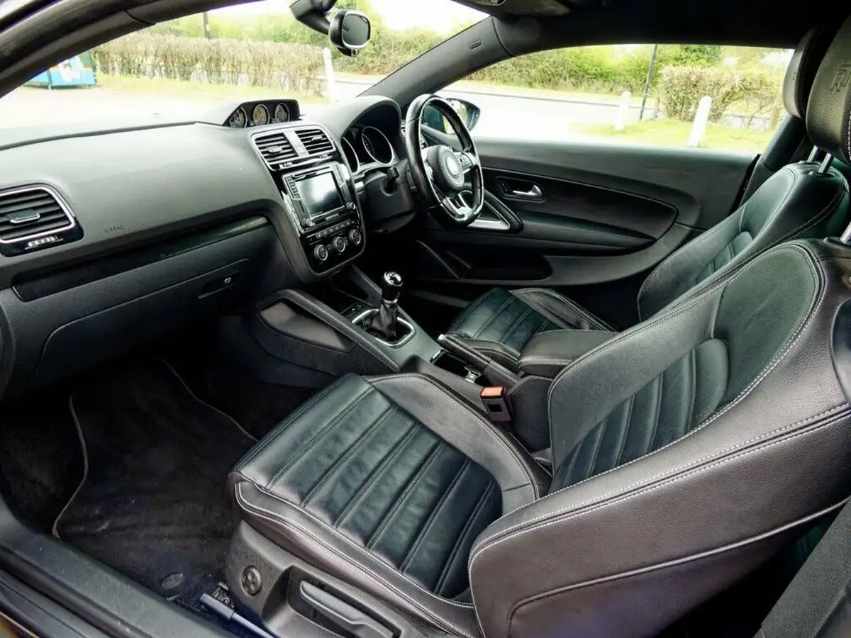 2016-volkswagen-scirocco-20-tsi-r-line-big-26