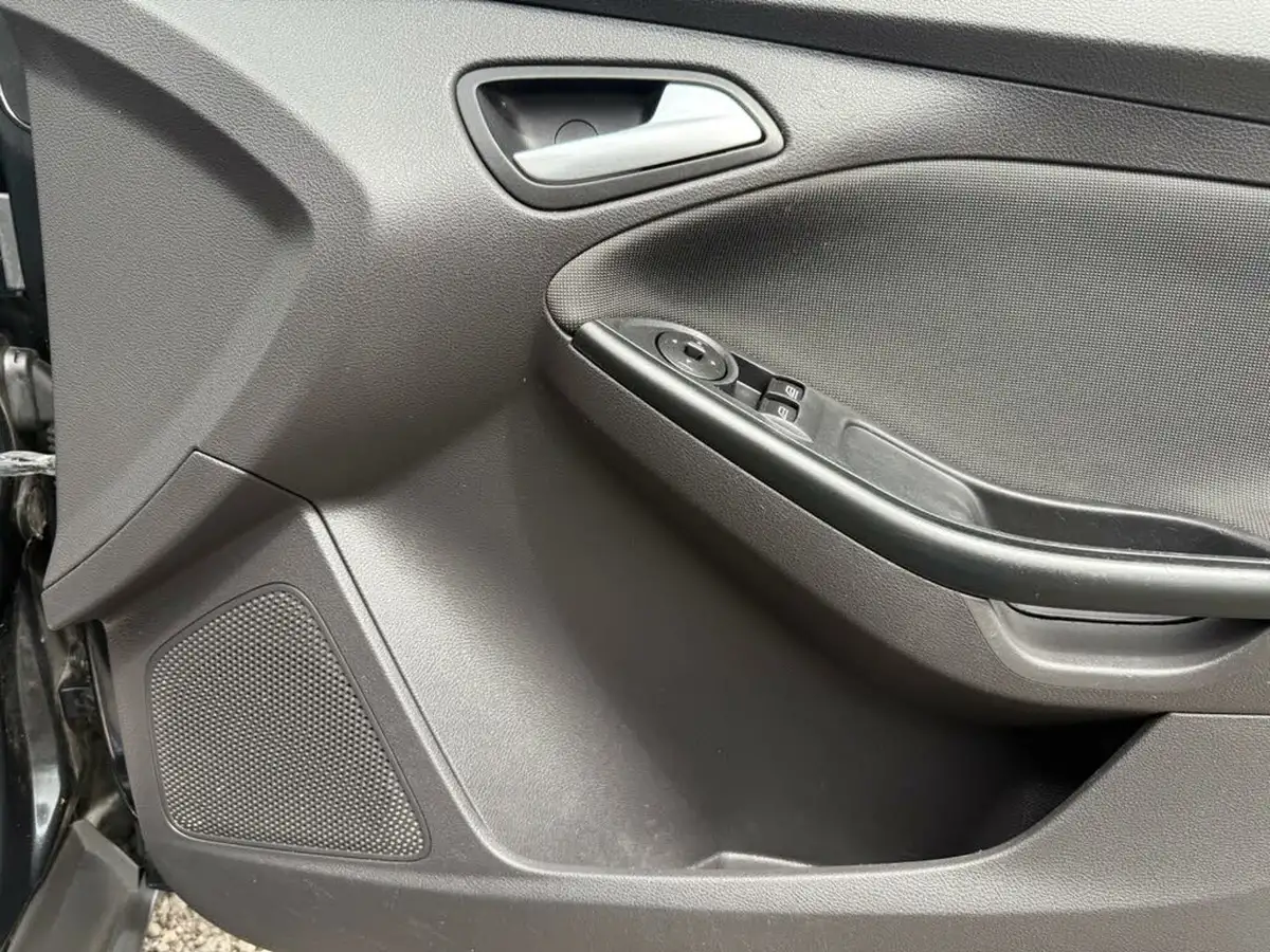 2012-ford-focus-16-zetec-ti-vct-125ps-hatchback-big-10