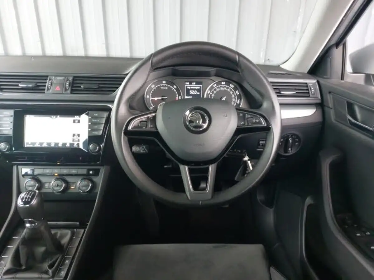 2016-skoda-superb-20tdi-se-business-hatchback-big-6