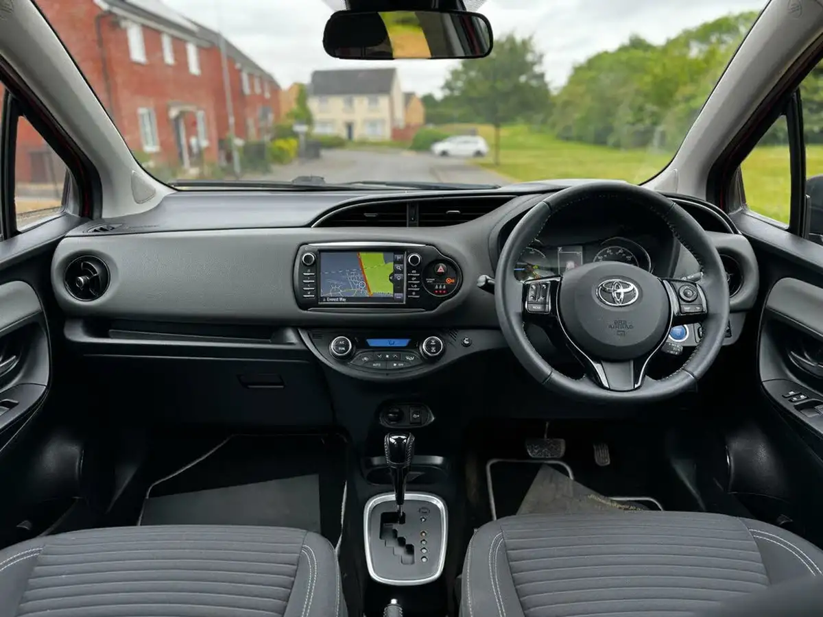 2017-toyota-yaris-15-vvt-i-icon-tech-98bhp-hybrid-1497cc-e-cvt-big-17