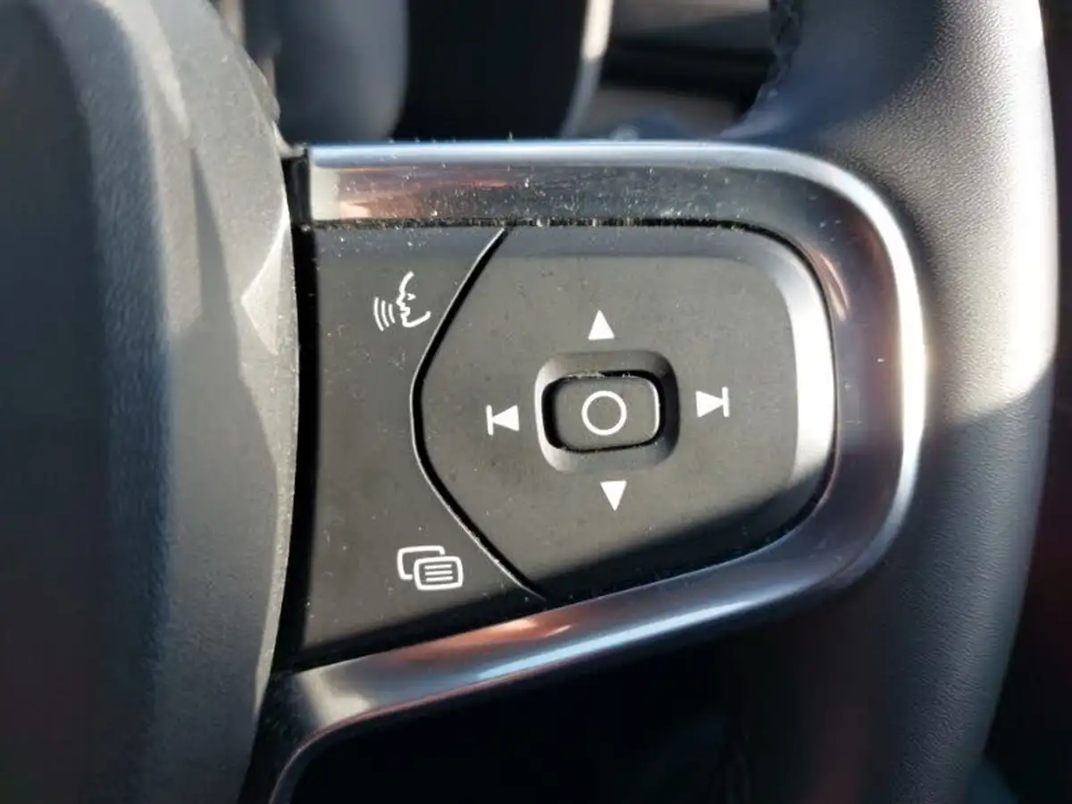 2022-volvo-xc40-15-t4-inscription-big-12