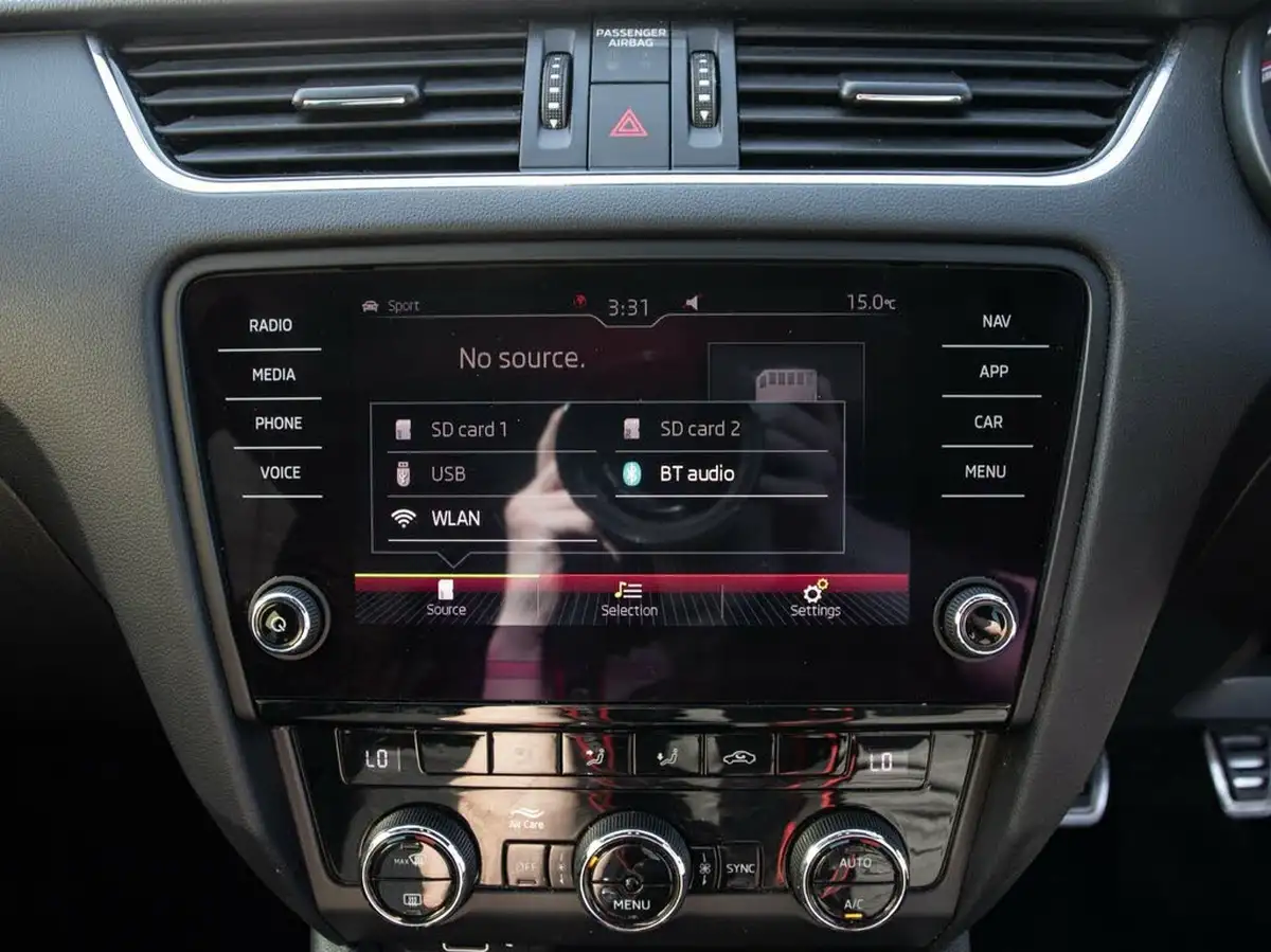 2019-skoda-octavia-20-tsi-vrs-estate-big-23