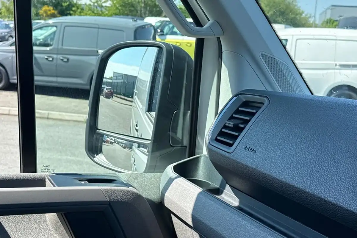 2024-volkswagen-crafter-20tdi-cr35-mwb-commerce-140pseu6d-panel-van-big-40