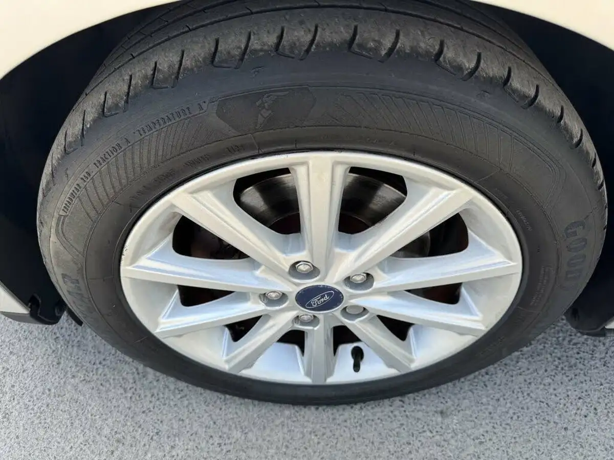2015-ford-focus-10-titanium-t-125ps-hatchback-big-38